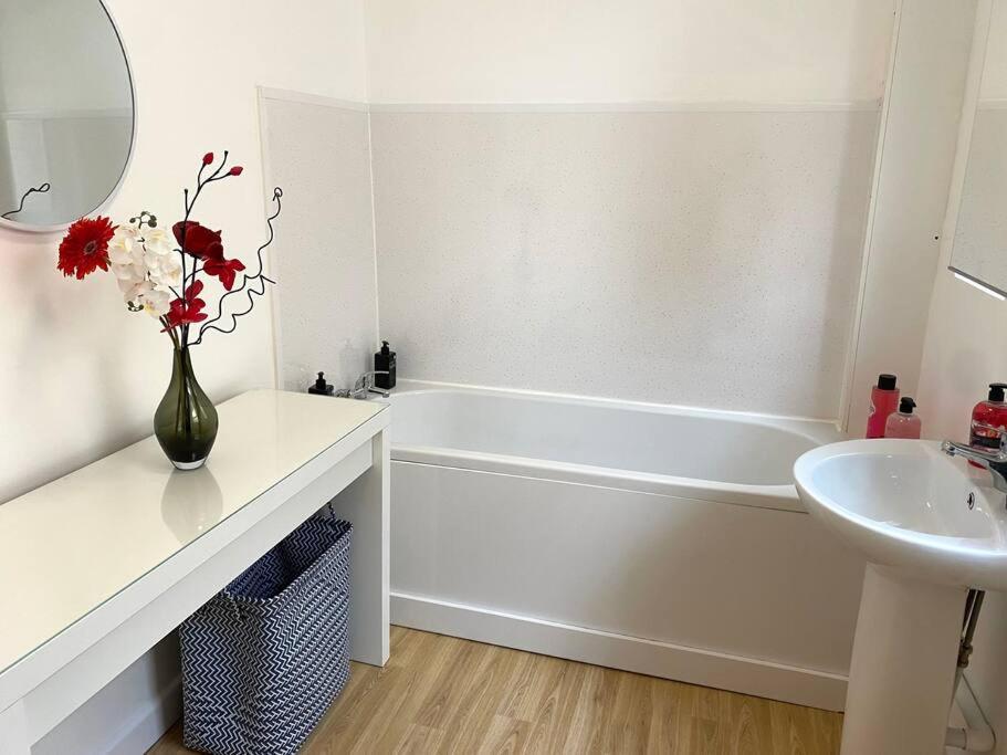Eden Stay 5 Bedroom House Моркем Екстер'єр фото